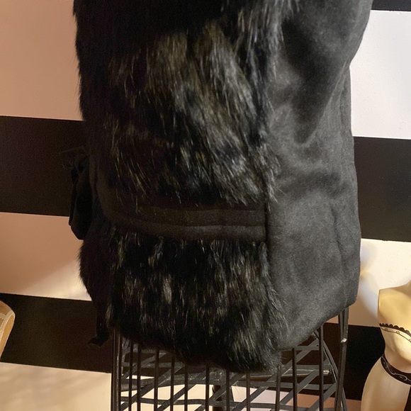 Black fur vest. - Picture 5 of 5